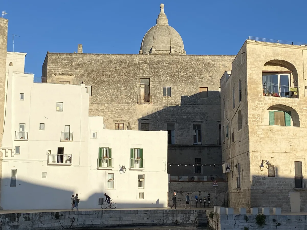 Monopoli: le fortificazioni costiere tra storia e itinerari a piedi