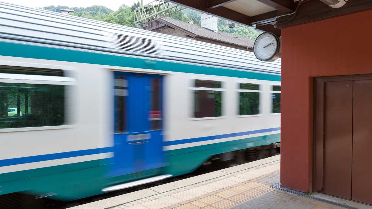 Come arrivare a Monopoli da Bari in treno: orari e consigli 2026