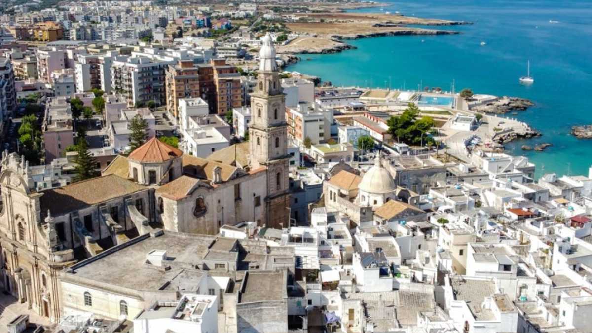 Monopoli senza auto: come muoversi tra centro e spiagge