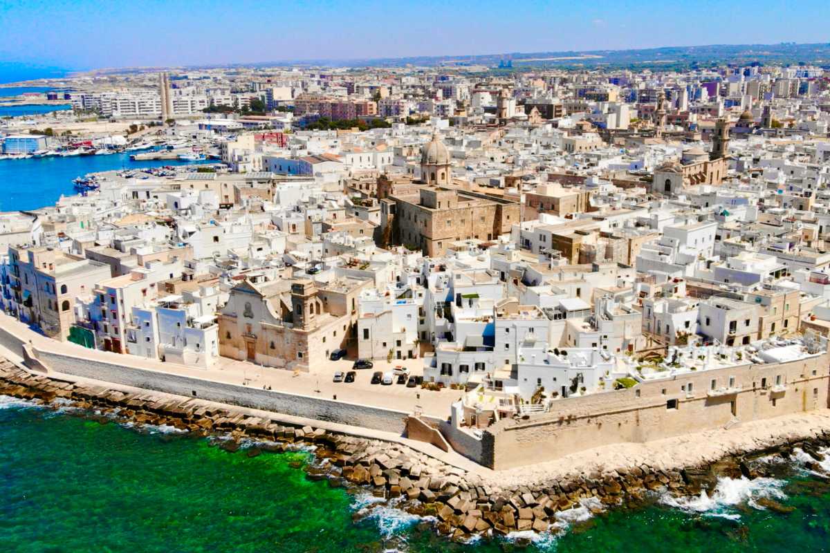 Bambini che partecipano a un laboratorio creativo nel Museo Civico Archeologico di Monopoli, ambiente colorato e interattivo, materiali didattici e personale sorridente