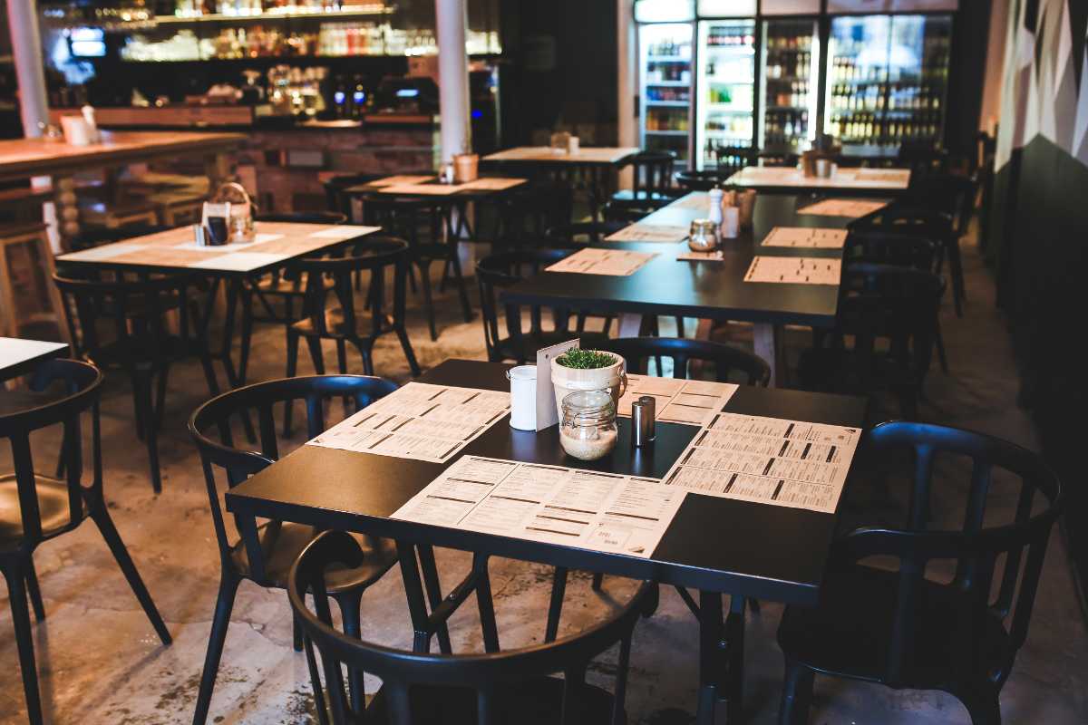 Scena di mercato locale a Monopoli: bancarelle di pesce fresco, gente del posto che acquista, atmosfera vivace e autentica nel cuore della città